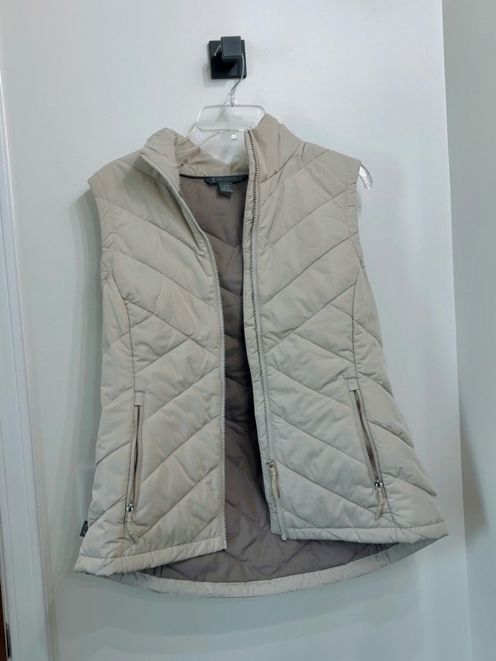 Free Country Quilted Hooded Puffer Vest in Light Beige M